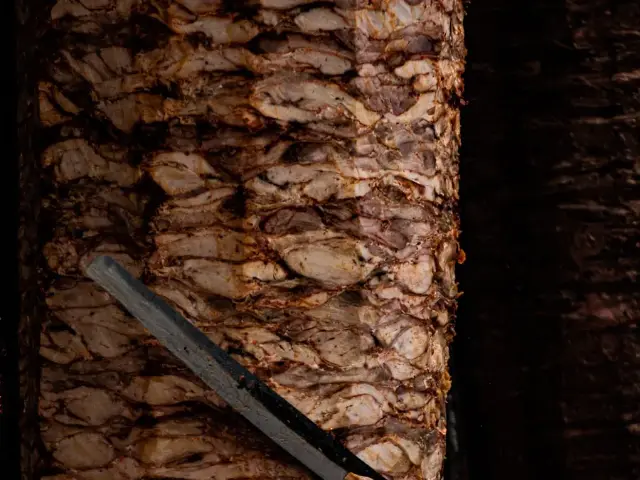 Пласты маринованного мяса на вертеле